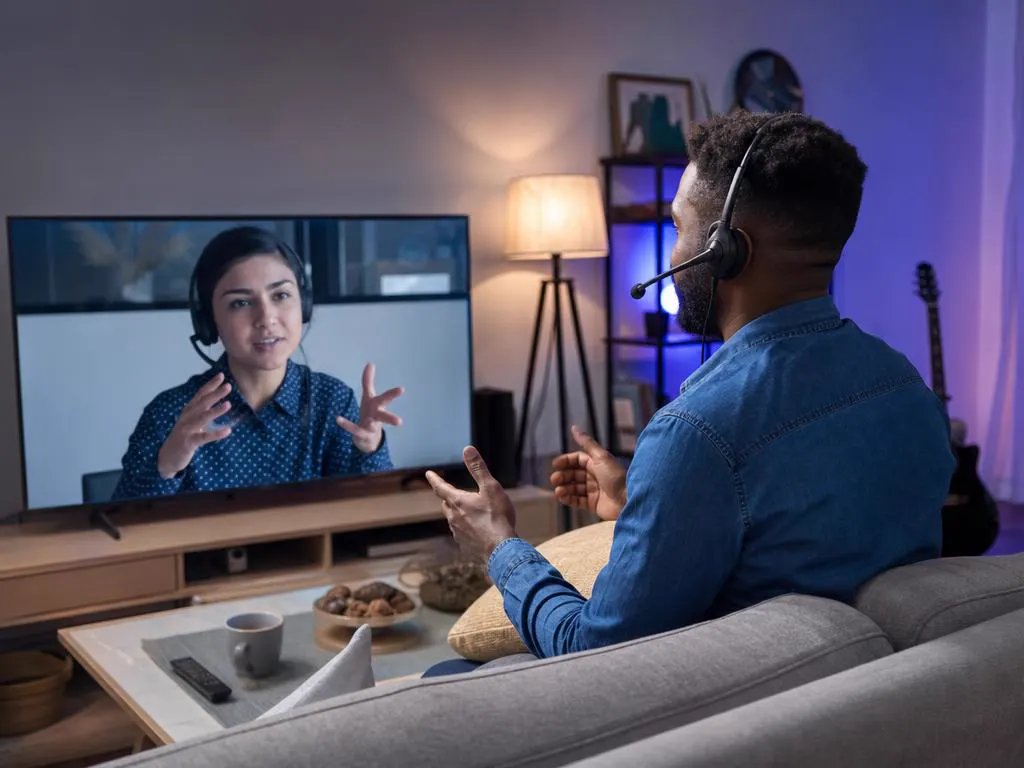 Conseiller support avec un casque qui aide un client à installer sa Smart TV
