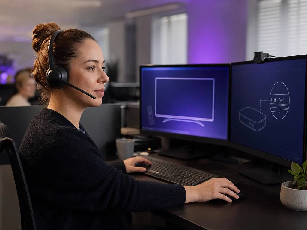 Support specialist guiding a Roku setup