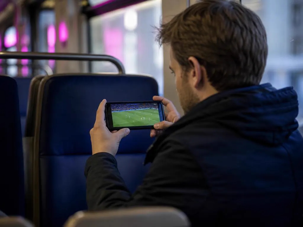 Téléphone qui lit une chaîne en direct dans un train