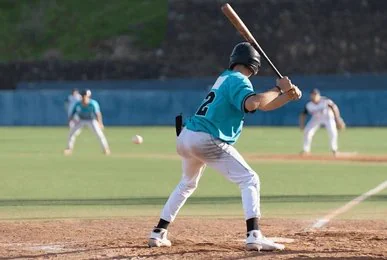 Batteur de baseball prêt à frapper au marbre pendant un match en direct
