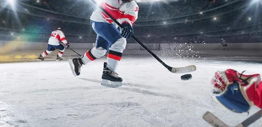Joueur de hockey qui tire le palet vers le gardien pendant un match en direct